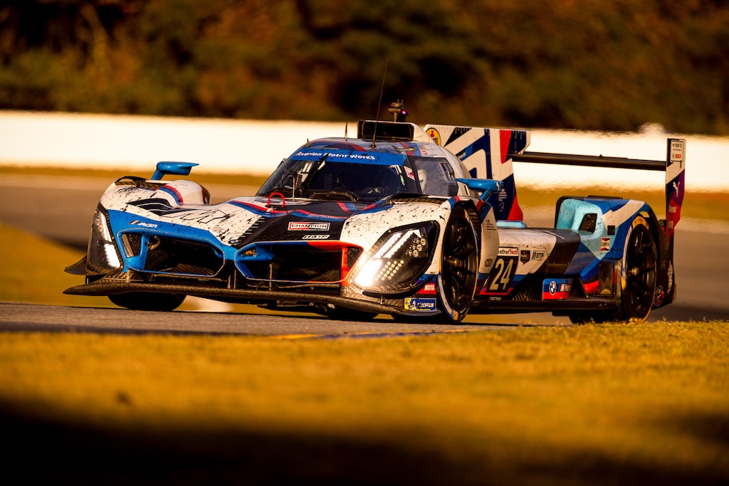 Kevin Magnussen ramt af sort uheld kort før mål. 
(Foto: BMW M Motorsport)